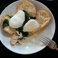 A picture of Eggs Florentine.