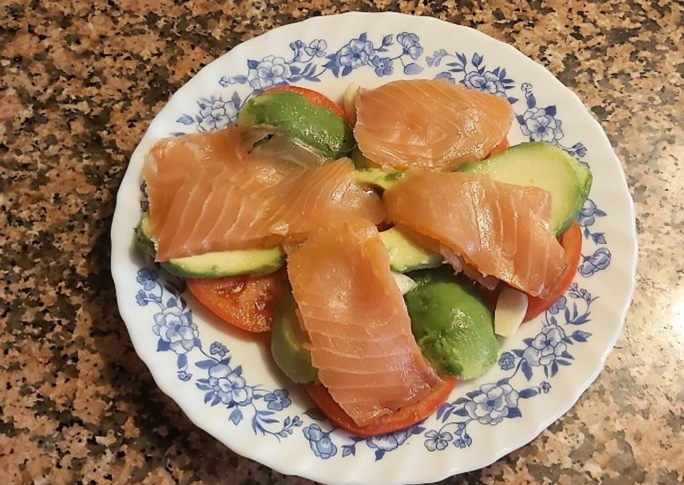Ensalada de tomate, aguacate y salmón ahumado