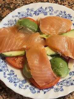 Una foto de Ensalada de tomate, aguacate y salmón ahumado