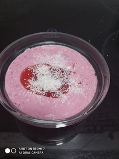 Una foto de Yogur griego con frutos rojos y coco 😋