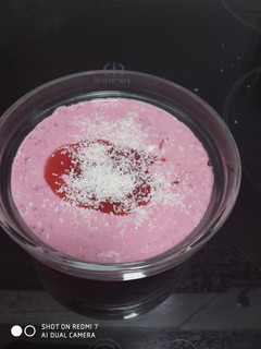 Una foto de Yogur griego con frutos rojos y coco 😋