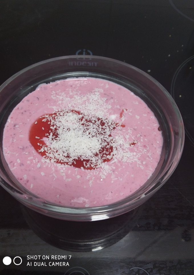 Una foto de Yogur griego con frutos rojos y coco 😋