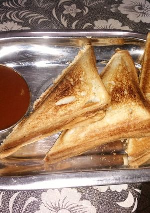 બ્રેડ સેન્ડવીચ (Bread Sandwich Recipe In Gujarati) રેસીપી મુખ્ય ફોટો