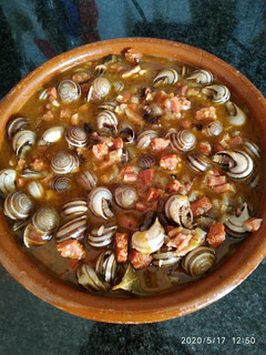 Una foto de Caracoles picantillos en olla GM