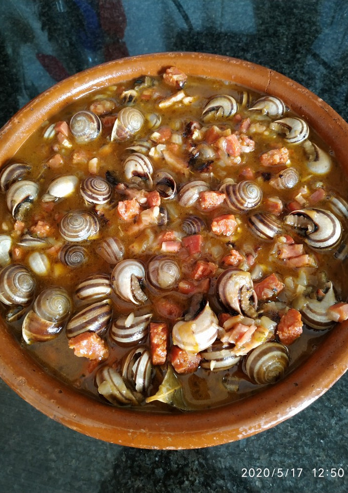 Una foto de Caracoles picantillos en olla GM