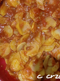 Una foto de Patatas con tomate en el microondas