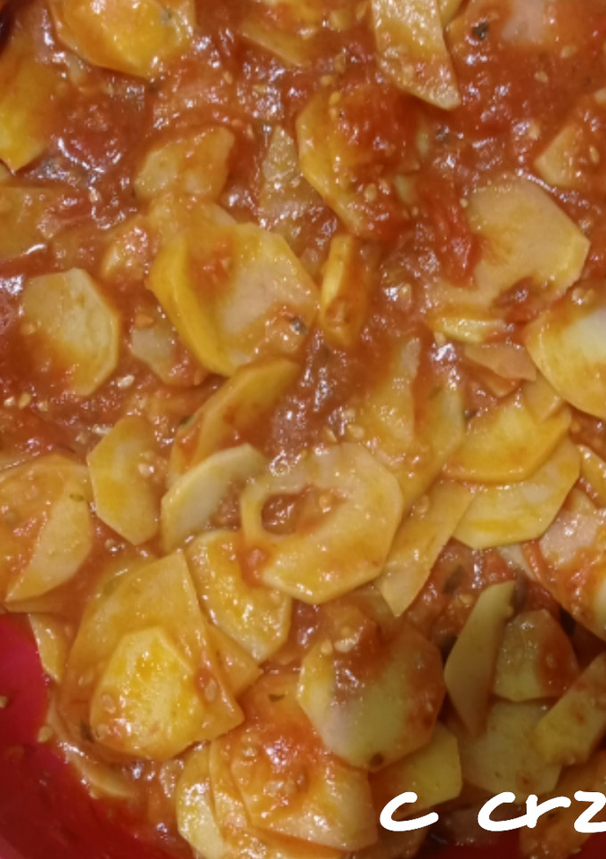 Una foto de Patatas con tomate en el microondas