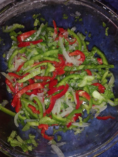 Una foto de Ensalada de pimentones con cebolla