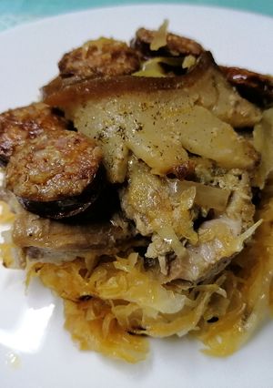 Savanyú káposztás tarjaszeletek sütőben sütve recept fotója