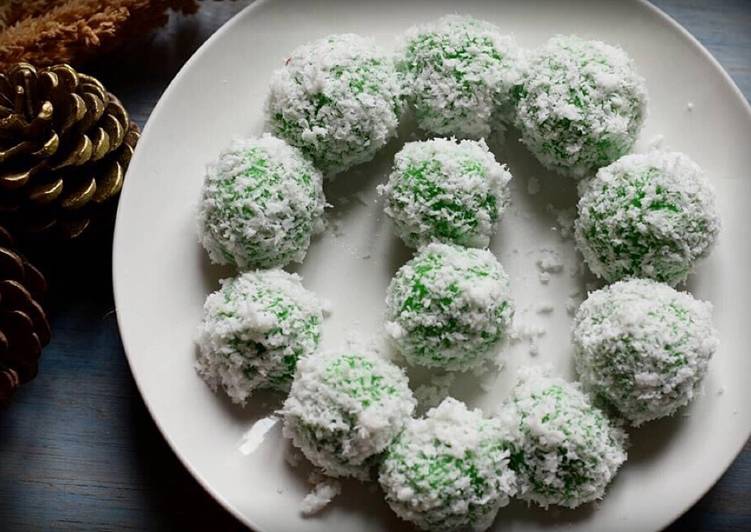 Cara Gampang Membuat Klepon Pandan Anti Gagal