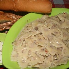 A picture of Farfalle in mushroom sauce.