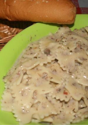 A picture of Farfalle in mushroom sauce.