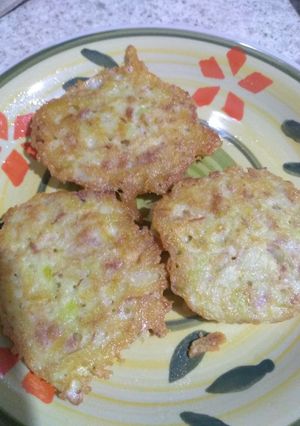 Una foto de Tortitas de papa con atún fácil y rápidas