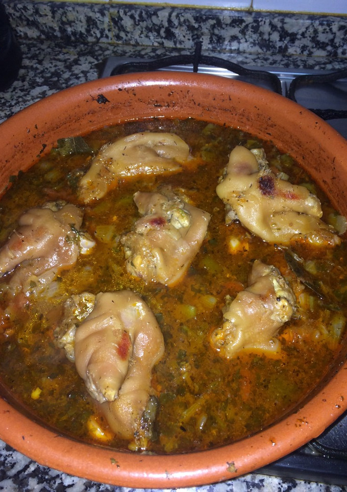Una foto de Manitas de cerdo en salsa