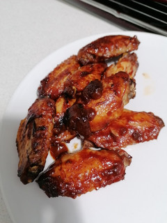 Una foto de Alitas de pollo con salsa barbacoa al horno
