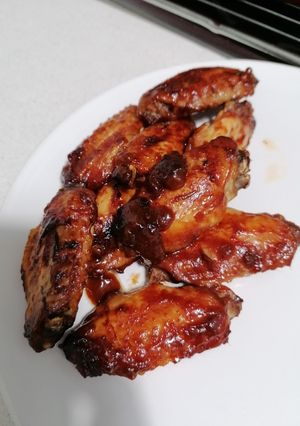 Una foto de Alitas de pollo con salsa barbacoa al horno
