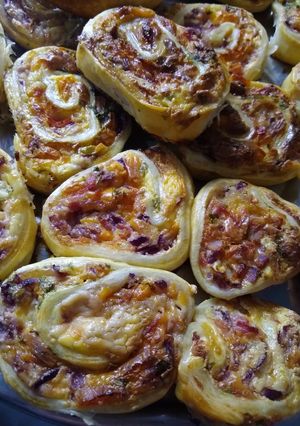 Una foto de Arrolladitos de panceta y cheddar