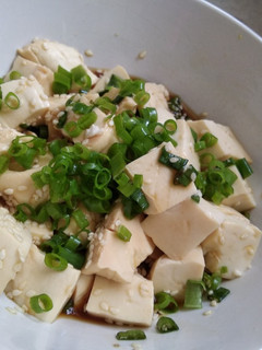 A picture of Tofu salad with sesame dressing.