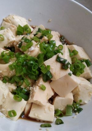 A picture of Tofu salad with sesame dressing.