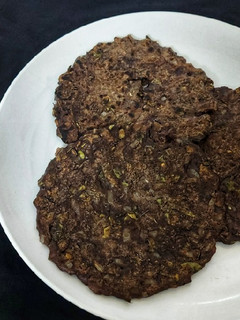 ராகி முருங்கை கீரை அடை(ragi murungai keerai adai recipe in tamil) செய்முறை முக்கிய புகைப்படம்