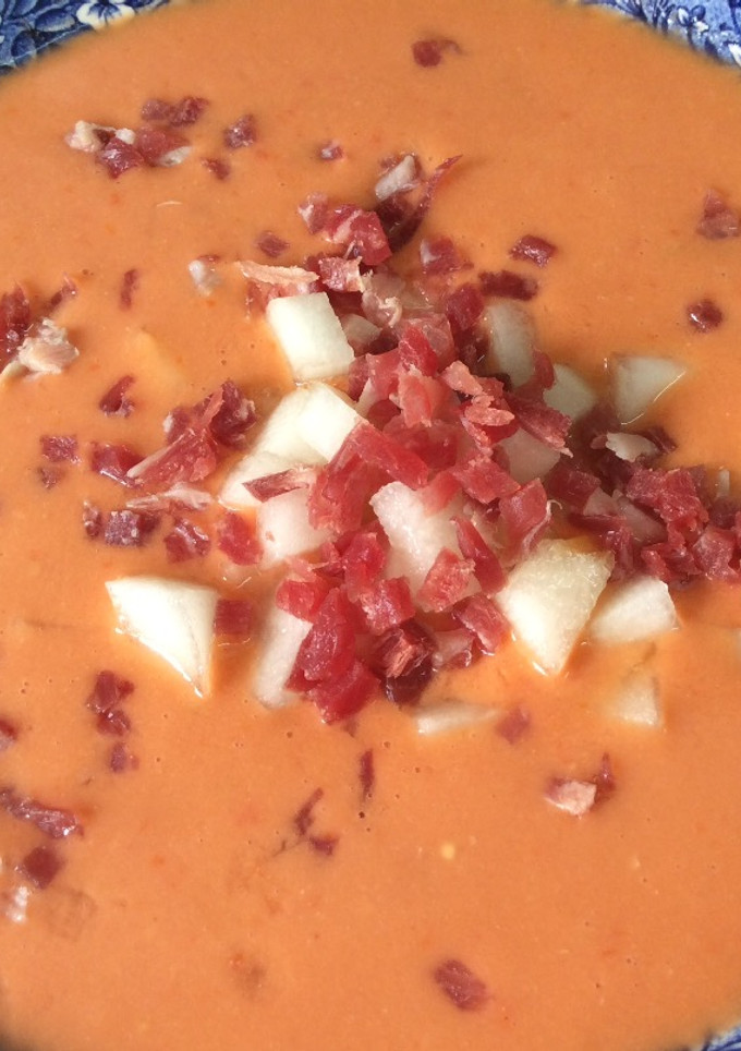 Una foto de Gazpacho andaluz con melón y jamón