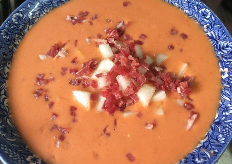 Gazpacho andaluz con melón y jamón