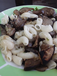 Una foto de Pastas con berenjenas 🍆🌰🍝🍜🍝