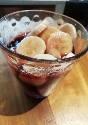 Una foto de Bananas al vino tinto