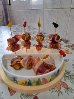 Una foto de Banderillas de berberechos rodeada de jamón serrano