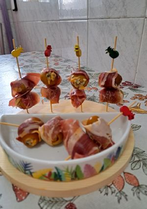 Una foto de Banderillas de berberechos rodeada de jamón serrano