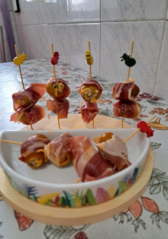 Una foto de Banderillas de berberechos rodeada de jamón serrano