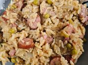 Une photo de riz curcuma et petits pois