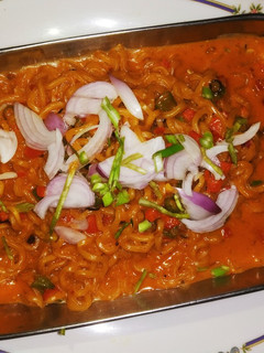 क्रीमी शेजवान मैगी नूडल्स (Creamy schezwan maggi noodles recipe in hindi) रेसिपी मुख्य फोटो