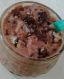 Postre helado fácil de crema con dulce de leche y chocolate