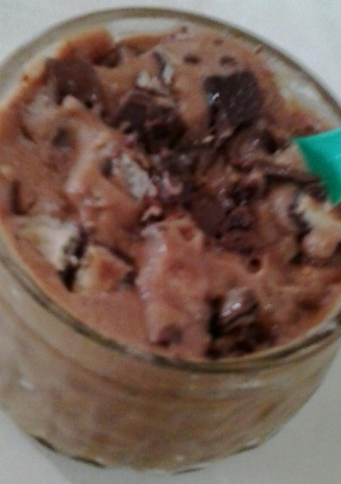 Una foto de Postre helado fácil de crema con dulce de leche y chocolate