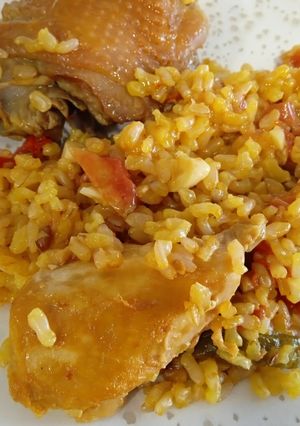 Una foto de Arroz de pollo de corral y arroz integral