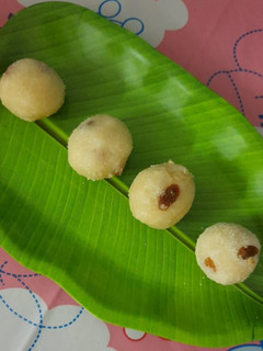 ரவா லட்டு(Rava Ladoo Recipe in Tamil) செய்முறை முக்கிய புகைப்படம்