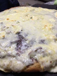 Una foto de Pizza de cebolla morada y roquefort