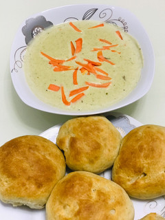 A picture of Dinner rolls served with potato and leek soup.