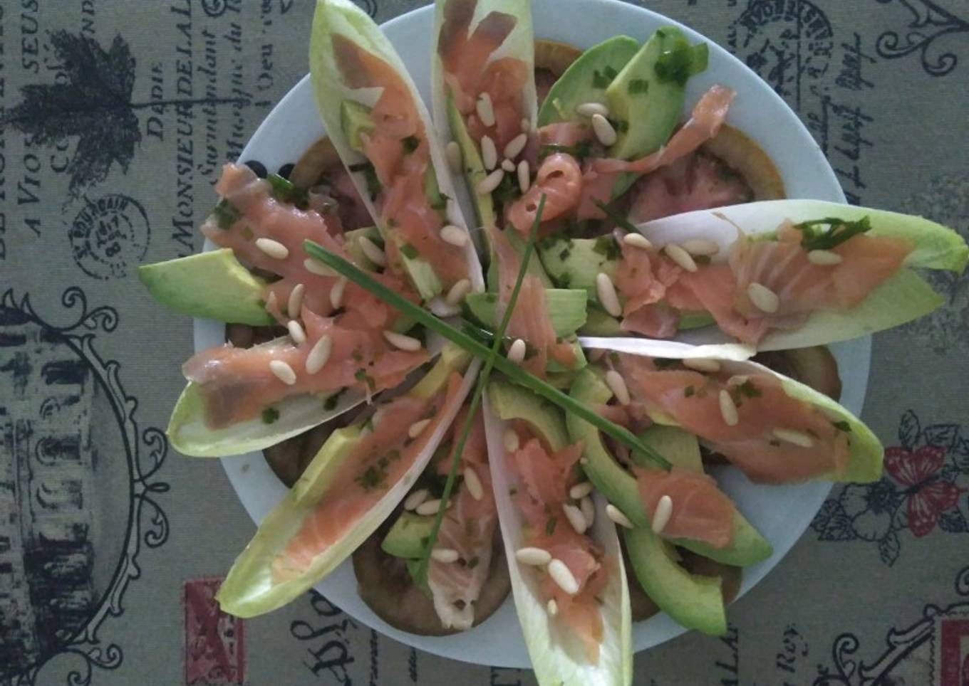 Ensalada de endivias con salmón y aguacate