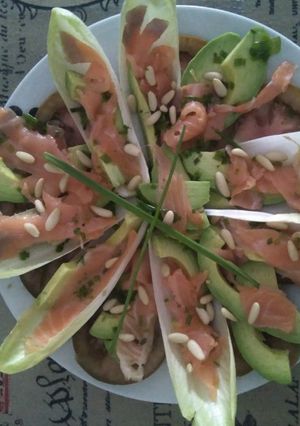 Foto principal de Ensalada de endivias con salmón y aguacate