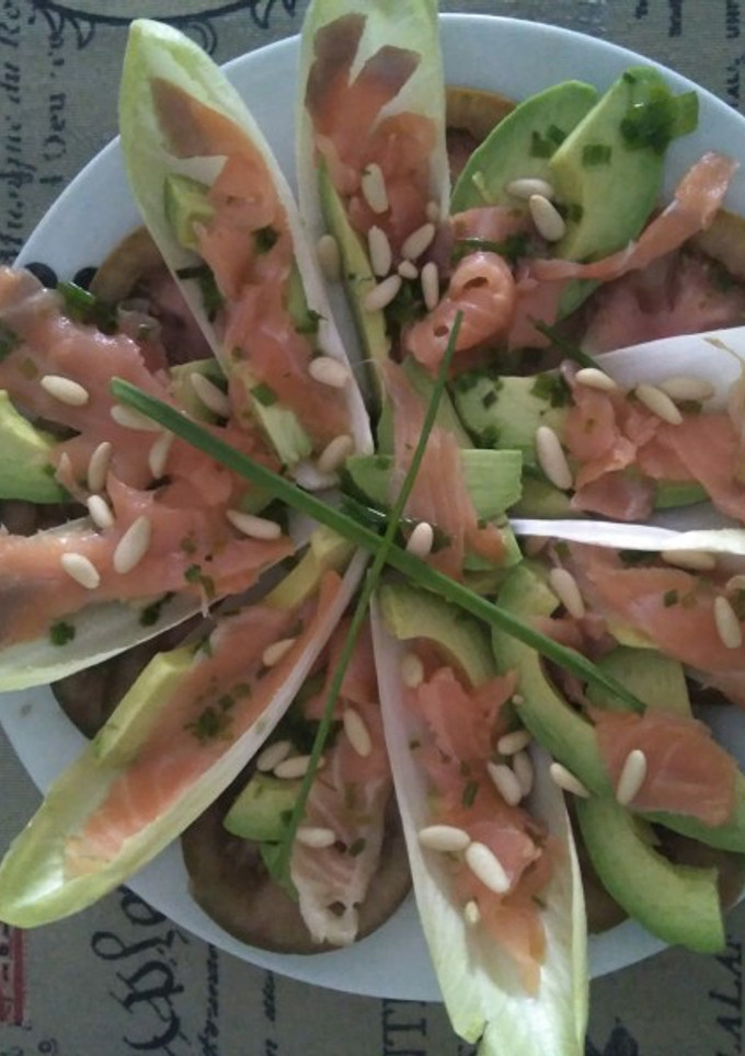 Una foto de Ensalada de endivias con salmón y aguacate