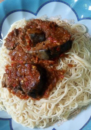 A picture of White spaghetti with fish sauce.