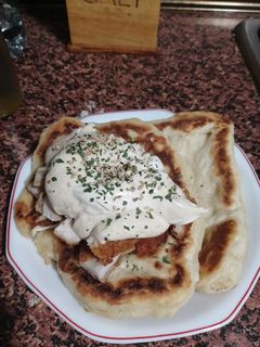 Una foto de Pollo con salsa de yogur y curry