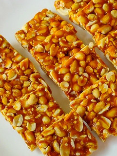 मूंगफली की चिक्की (moongfali ki chikki recipe in Hindi) रेसिपी मुख्य फोटो
