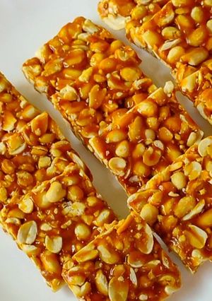 मूंगफली की चिक्की (moongfali ki chikki recipe in Hindi) रेसिपी मुख्य फोटो