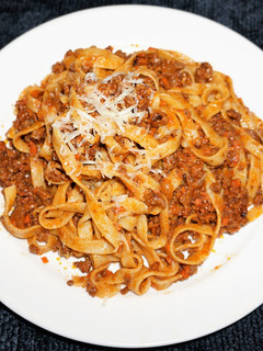 Una foto de PASTA TAGLIATELLE CON SALSA RAGÚ BOLOGNESE. JON STYLE