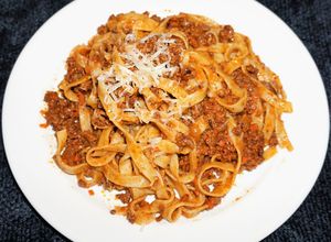 Una foto de PASTA TAGLIATELLE CON SALSA RAGÚ BOLOGNESE. JON STYLE