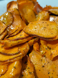 Una foto de Chips de boniato en freidora de aire