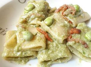 Foto di Paccheri con crema di fave fresche, pecorino e guanciale